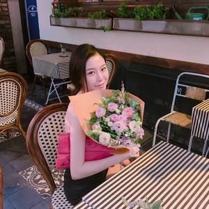 Meet your Posher, Ara